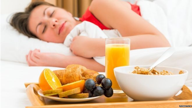 Una investigación reciente de la universidad King's College de Londres revisó decenas de estudios pequeños sobre la relación entre el buen dormir y el apetito.