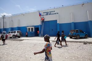 Entierro colectivo para fallecidos en cárceles de Haití