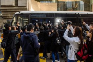 Condenan a dos años  7 policías por agredir a manifestante en Hong Kong