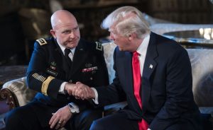 Trump nombra a general del Ejército al frente del Consejo de Seguridad Nacional