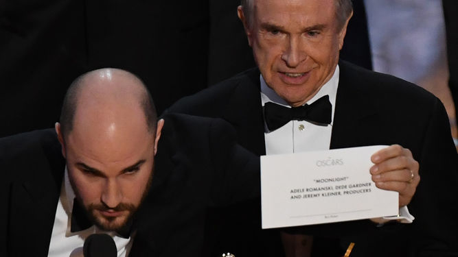 Empresa auditora del Oscar se disculpa por confusión en premio a mejor película