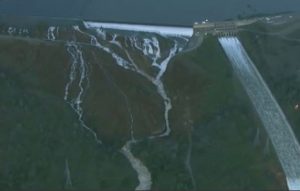 Imágenes aéreas más impactantes del desborde de la mayor represa de los Estados Unidos