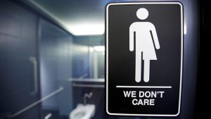Trump revoca ley baños transgénero de Obama para escuelas públicas