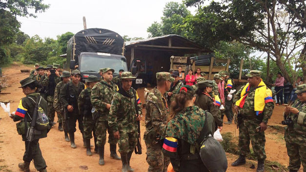 Colombia.-El Gobierno colombiano y las FARC proclamaron hoy el fin de 52 años de conflicto armado y el advenimiento de la paz en un acto celebrado en el norte del país en el que generales del Ejército, policías y guerrilleros se estrecharon la mano. "La paz es una realidad con las FARC en Colombia", dijo el jefe del Comando Estratégico de Transición, general Javier Flórez, ante más de un centenar de guerrilleros en formación en una explanada de Pondores, un paraje del departamento caribeño de La Guajira, donde los rebeldes reunirán para dejar las armas y desmovilizarse. En el acto también estuvieron presentes el Alto Comisionado para la Paz, Sergio Jaramillo, y el número dos de las FARC, Luciano Marín Arango, alias "Iván Márquez", entre otros.