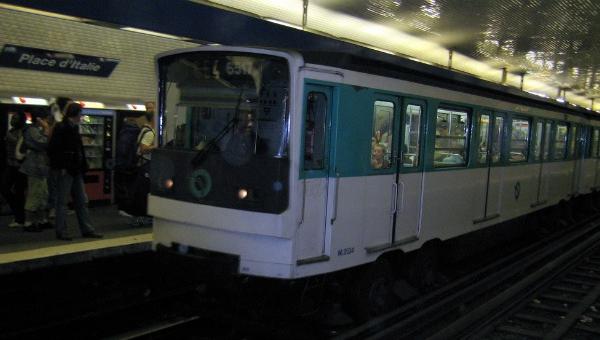 Evacúan a pasajeros del metro de París tras presunta explosión en el sistema de transporte