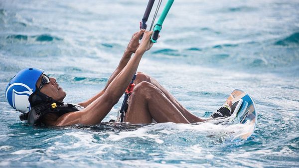 Divertidos intentos de Obama por aprender a practicar kite-surfing