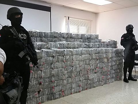 Autoridades decomisan 1,425 paquetes de drogas en costa sur de RD