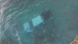 Camioneta cae al mar; no se reportan victimas