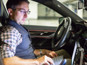El estado de California está flexibilizando sus normas para las pruebas de vehículos autónomos, permitiendo que se realicen sin conductor humano.