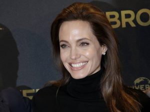 Angelina Jolie imparte clases sobre el impacto de la guerra en las mujeres 