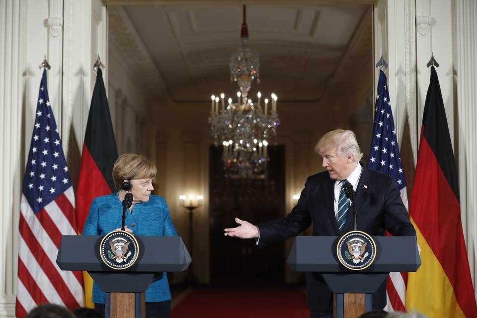 Trump dice que tiene "algo en común" con Merkel: ser espiados por Obama