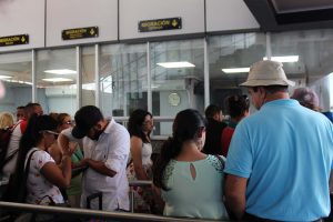 Decenas de venezolanos que viven en Panamá varados en frontera con Costa Rica