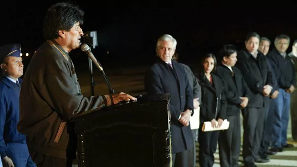 Evo Morales viajó a Cuba para operarse de urgencia y dijo que le "duele abandonar" Bolivia