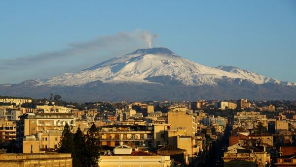 Diez personas heridas por la explosión de un cráter del volcán Etna en Italia
