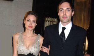  Angelina Jolie despide a su hermano como niñera de sus hijos 