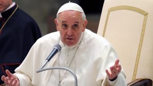 El Papa pide a católicos que lleven la Biblia como si fuera su celular
