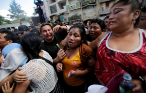 Guatemala empieza a despedir a 36 jóvenes muertas en incendio en un refugio