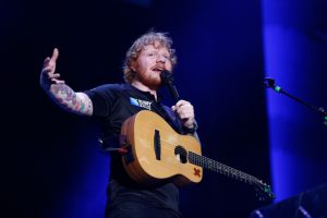Cantante Ed Sheeran domina la listas de éxitos en Reino Unido