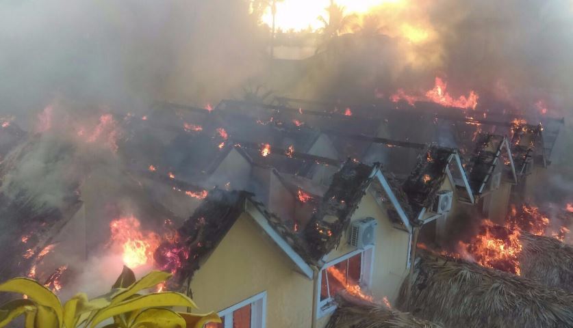 Incendio afecta cabañas del Hotel Dominicus en Bayahíbe, La Romana