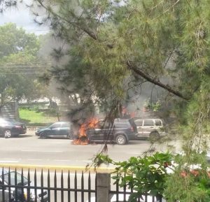 Se incendia vehículo en avenida Los Próceres