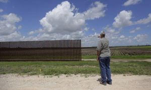Senadores demócratas piden suspender la construcción del muro con México
