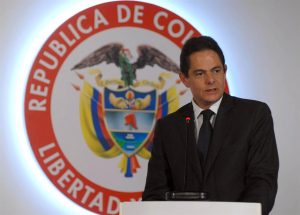 Vicepresidente colombiano anuncia su renuncia para ser candidato presidencial