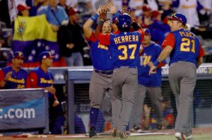 Venezuela resucita otra vez y avanza a segunda ronda del Clásico Mundial de Béisbol