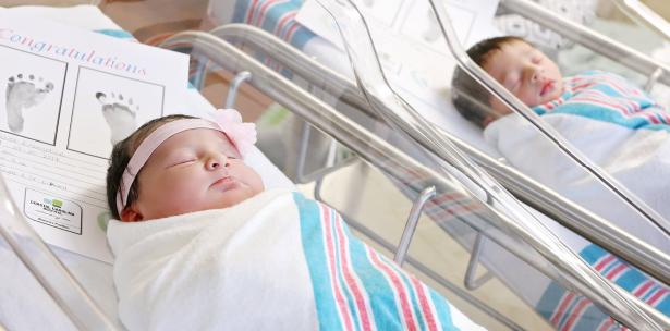 Bebés Romeo y Julieta nacen en el mismo hospital