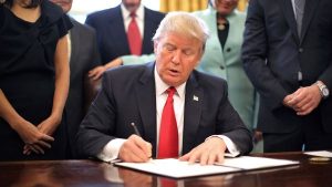 Donald Trump firmó una nueva versión del decreto migratorio, entrará en vigencia el 16 de marzo