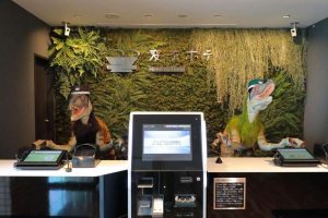 Hotel en Tokio pone como recepcionistas a dos dinosaurios robot