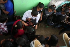 Unos 300 menores de hogar incendiado en Guatemala son trasladados a otros centros