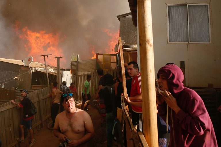 Regresan a sus hogares 6.000 evacuados por incendio en Viña del Mar