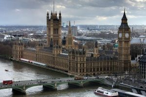 Reino Unido prohíbe que diputados contraten a sus familiares 