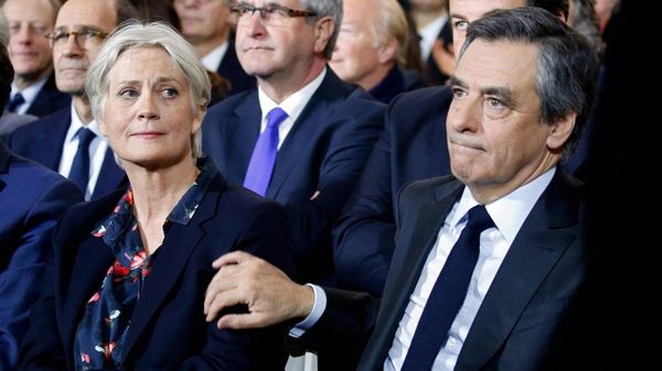 El candidato conservador francés François Fillon y su esposa serán acusados por el escándalo del trabajo falso
