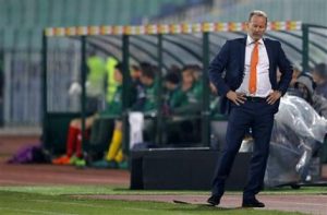 Danny Blind, técnico de la selección de Holanda, se lamenta durante un encuentro ante Bulgaria, correspondiente a la eliminatoria mundialista,  el sábado 25 de marzo de 2017, en Sofía (AP Foto/Vadim Ghirda)