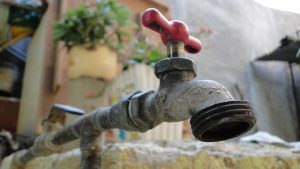 Escasez de agua potable ya se siente en sectores del Gran Santo Domingo 