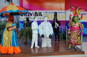 Estatuas vivientes traen ambiente de carnaval a plazas comerciales y el Metro