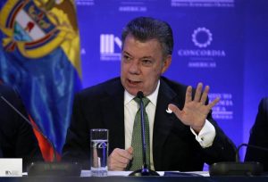 Santos ve “inaceptable” situación en Venezuela y pide solución pacífica