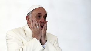 Papa Francisco recomienda a sacerdotes recurrir a exorcismo