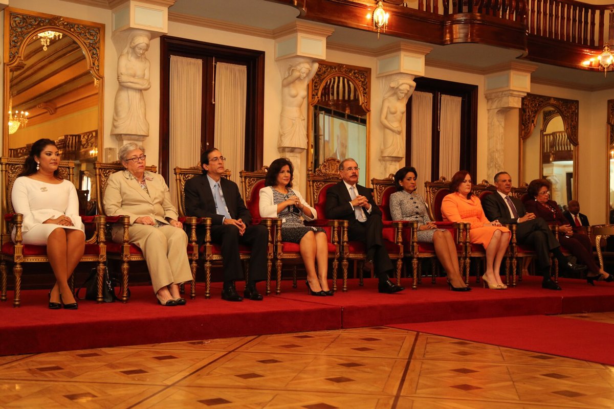 Presidente Medina entrega Medalla al Mérito a 13 dominicanas