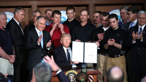 Donald Trump firmó una orden ejecutiva que desmantela las regulaciones contra el cambio climático
