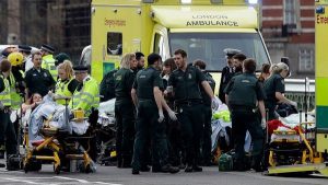 Theresa May condenó el ataque en Londres como "enfermo y depravado", pero no elevará el nivel de amenaza terrorista