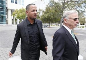 El toletero de los Medias Blancas de Chicago, José Abreu, izquierda, llega a un tribunal para declarar en el juicio de un agente de peloteros y un preparador físico acusados de contrabando de peloteros cubanos, el miércoles, 1 de marzo de 2017, en Miami.  (AP Photo/Wilfredo Lee)