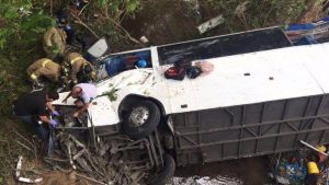 Autobús cae a barranco en Panamá; hay 16 muertos