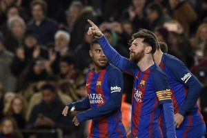 Un Messi descomunal avisa al PSG y mantiene líder al Barcelona