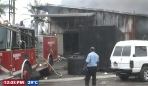 Autoridades investigan causas de incendio en almacén de papeles