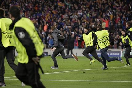 UEFA podría multar al Barcelona por invasión a campo