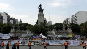 Docentes argentinos inician huelga para exigir mejores condiciones salariales