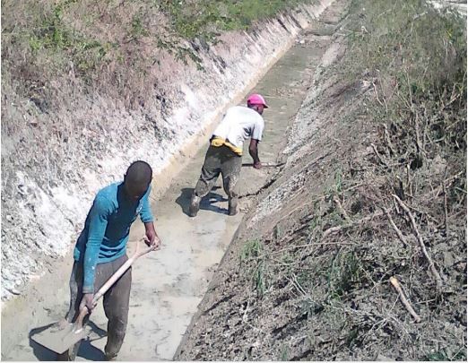Agricultores deciden resolver la limpieza del Canal Nizaito en Pedernales