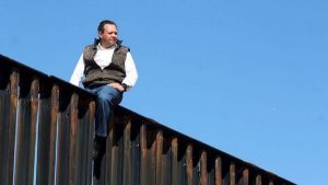Diputado mexicano se subió al muro con EEUU para demostrarle a Trump que es 